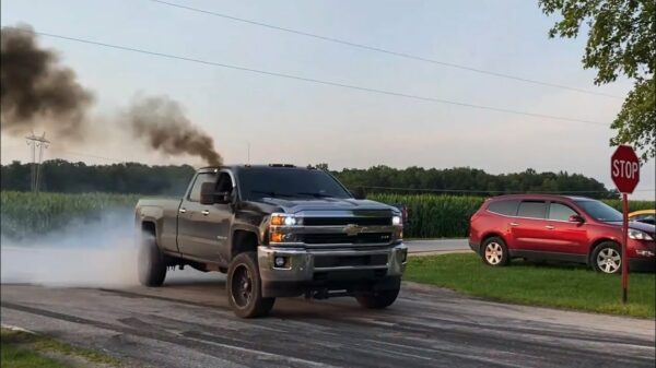 Hillbilly in CO2-hoestende pick-up jankt zijn statusblik tegen een stopbord
