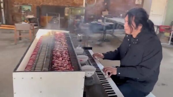 Met dit BBQ-bouwwerk kun je spiesjes grillen, pianospelen en rondrijden tegelijk