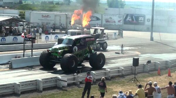Uit de oude doos: Monstertruck vs Jet Truck tijdens oorverdovende dragrace
