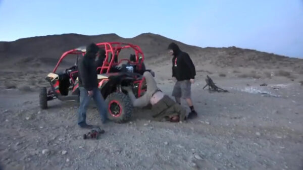 Dan Bilzerian houdt rijdend schietpartijtje in de woestijn maar vergeet dat er iemand achterop staat