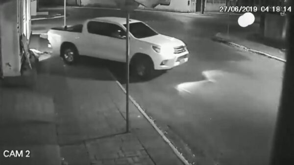 Braziliaanse pickup-truck bestuurder rijdt tijdens het keren over zwerver heen