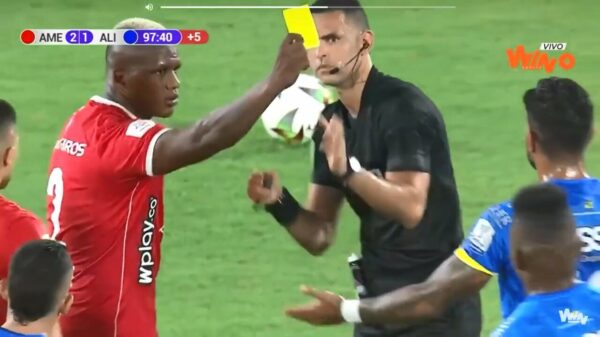 Colombiaanse voetballer Marlon Torres helpt de scheids een handje