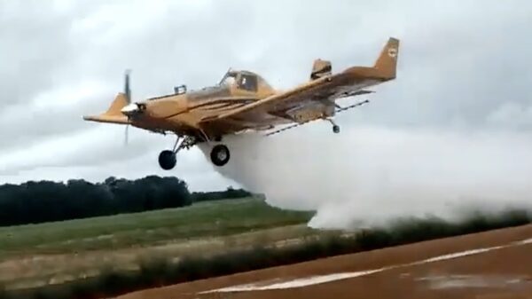 Wel eens een vliegtuig gezien waarbij beide vleugels in één keer afbreken?