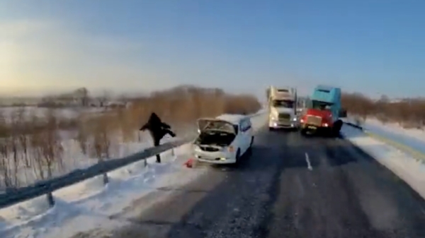 Dubbel pechgeval in Rusland als vrachtwagenchauffeur besluit in te halen