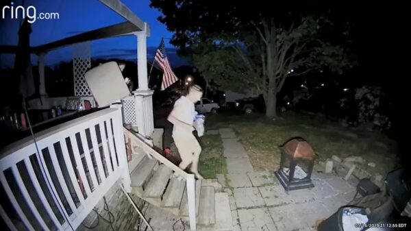 Vrouw heeft snelle manier gevonden om van de trap af te komen