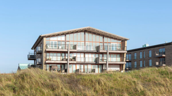 Fenomenaal uitzicht in spierwitte penthouse in Katwijk aan zee voor 2,45 miljoen