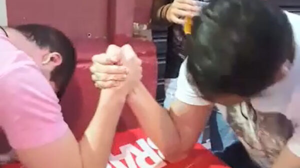 Armpje drukken eindigt met een hoop geschreeuw