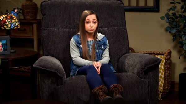 22-jarige Shauna Rae is een volwassen vrouw in het lichaam van een 8-jarig meisje