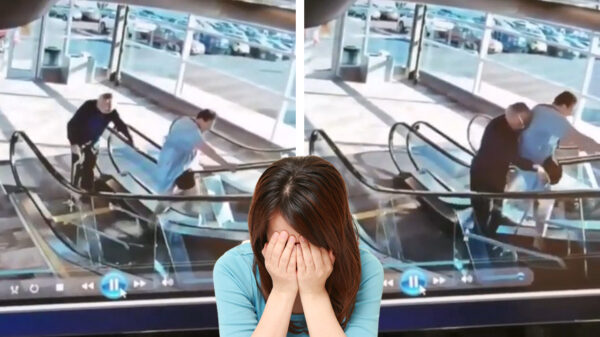 Bejaard stel heeft de nodige struggles bij het nemen van de roltrap