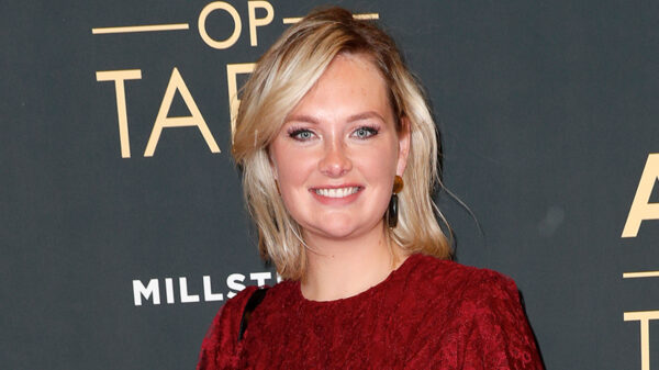 Maxime Meiland is klaar voor kersemus en poseert in megapikant jurkje