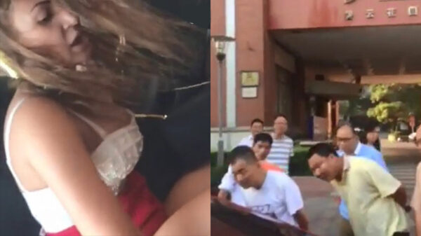 Mattende blondines trekken veel bekijks tijdens een ordinaire bitchfight in Chinese taxi