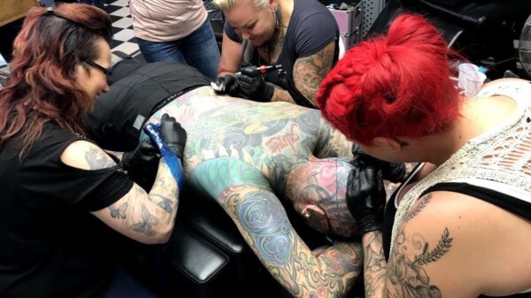 Kleurplaat René van Assema wordt door drie vrouwen tegelijk genomen