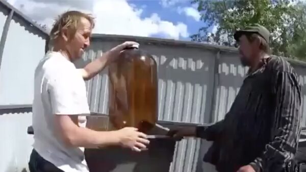 Dimitri en Boris spelen met een zeer explosieve fles