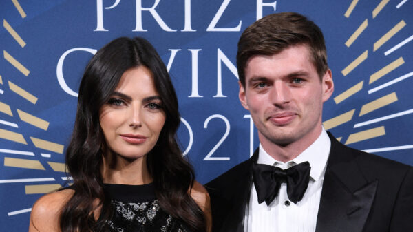 FOTO’S: Max Verstappen haalt zijn verdiende bokaal op bij het FIA-prijzengala met zijn vriendin Kelly Piquet