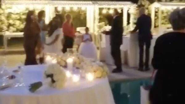 Oma ziet compleet zwembad over het hoofd