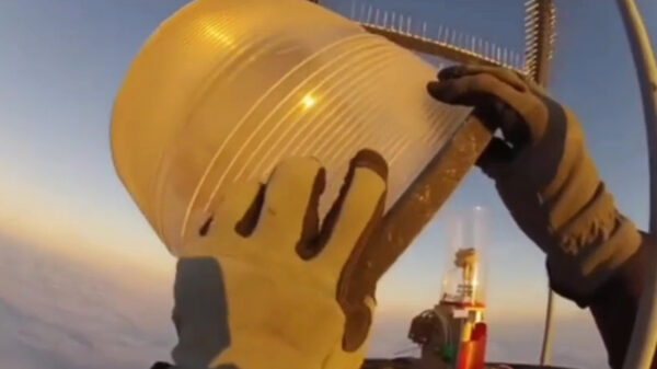 Even op achterlijk grote hoogte een lampje vervangen