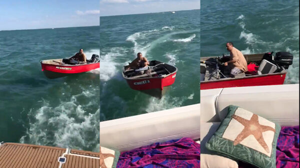 Piet Piraat in klein armoedig bootje is jaloers en ramt peperdure jacht