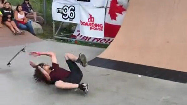 Skater krijg board op zijn blije bakkes