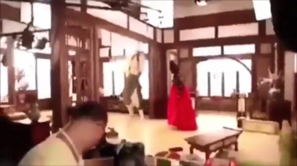 Cameraman heeft een bord voor zijn kop