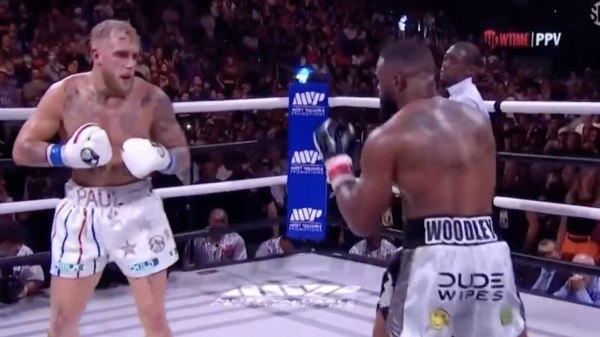 Jake Paul wint wéér en mept ex-UFC-kampioen Tyron Woodley knock-out