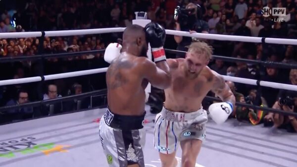 Jake Paul wint wéér en mept ex-UFC-kampioen Tyron Woodley knock-out