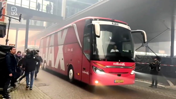 Woedende Feyenoordfans rennen achter spelersbus van Ajax aan, ME zet waterkanon in