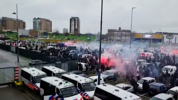 Woedende Feyenoordfans rennen achter spelersbus van Ajax aan, ME zet waterkanon in