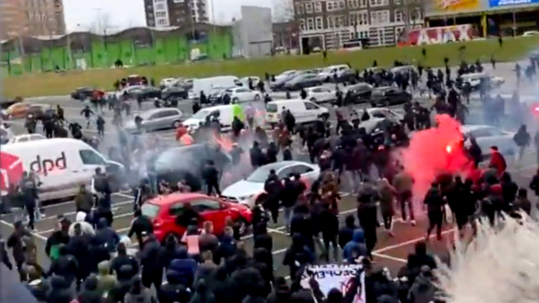 Woedende Feyenoordfans rennen achter spelersbus van Ajax aan, ME zet waterkanon in