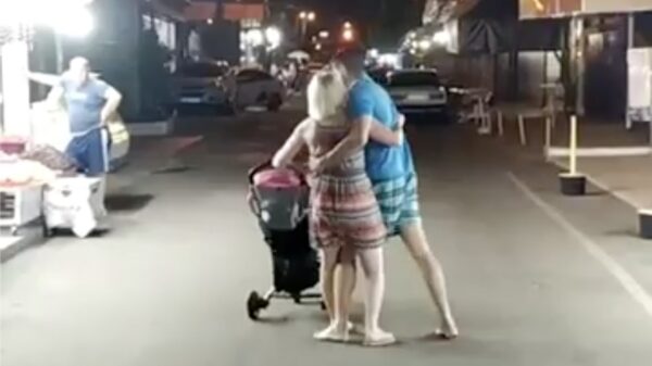 WTF: bezopen ouders gaan in Sotsji  een ontspannen blokje om met hun kind