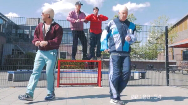 Docenten van het Bataafs Lyceum maken cringeworthy examenlied in jaren 90 stijl