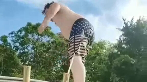 Zit iedereen klaar voor de meest awesome backflip everooit?