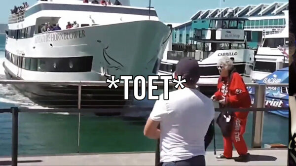 Uit de oude doos: joekel van een boot heeft een klein beetje moeite met remmen