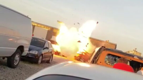 Op 4 juli blaas je natuurlijk een auto op met vuurwerk