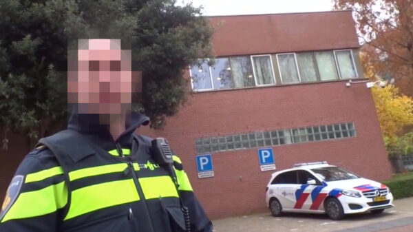Bloedirritante vlogger gaat met politie in discussie over de grondwet en privacy-regels