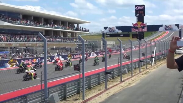 Als je je verveelt tijdens een motorrace en een microfoon tot je beschikking hebt