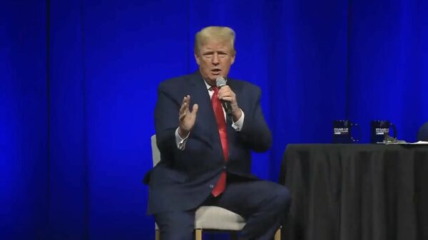 Donald Trump uitgejouwd als hij vertelt dat hij de boosterprik heeft gekregen