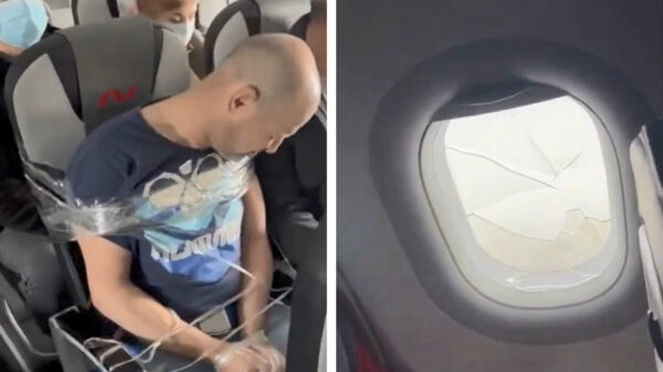 Dronken passagier vastgebonden op stoel nadat hij een vliegtuigraampje inslaat