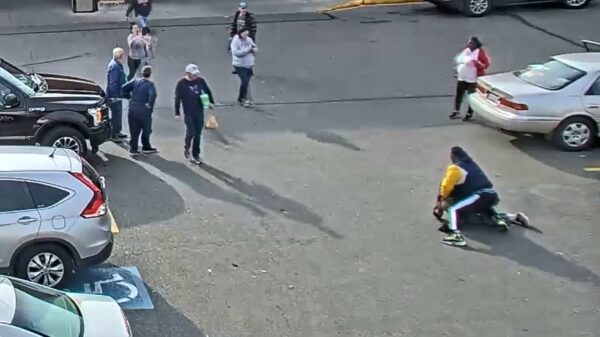 Deshawn Pressley vloert ordinaire tasjesdief die een 87-jarige vrouw berooft