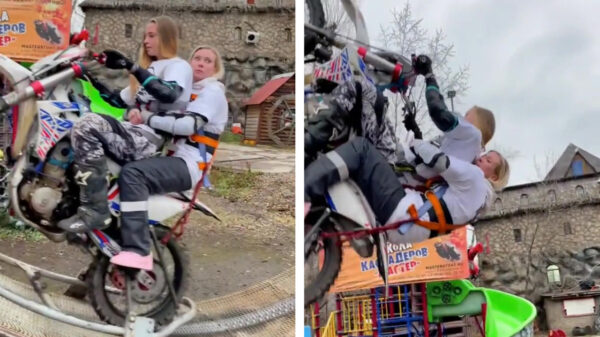 Blonde dame staat doodsangsten uit op bizarre attractie