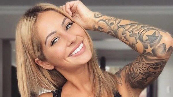 Een verzameling vrouwen met tattoos (18)