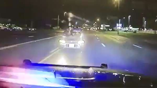 Dronken automobilist rijdt op verkeerde weghelft en geeft politieauto een kusje