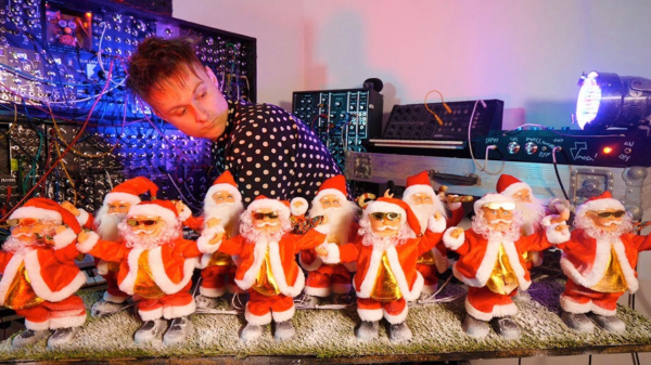 Muzikale knutselaar blijft in de kerststemming met zijn "Santasizer"