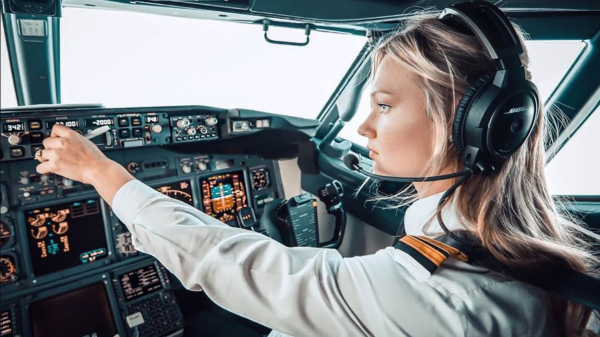 De bloedmooie Boeing 737-piloot Michelle Gooris neemt je mee de cockpit in