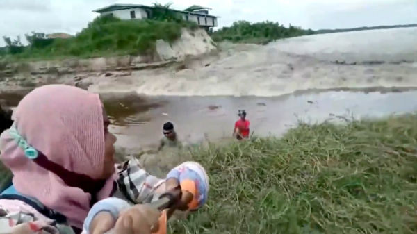 Whut: Indonesische vrouw laat zich wegspoelen door vloedgolf om te scoren op social media