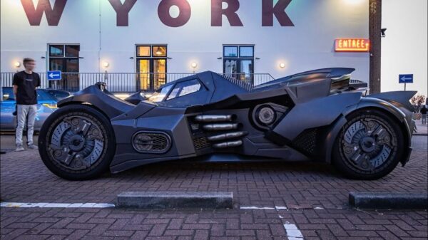 Superrijke Arabier scheurt met 'echte' batmobiel dwars door Europa