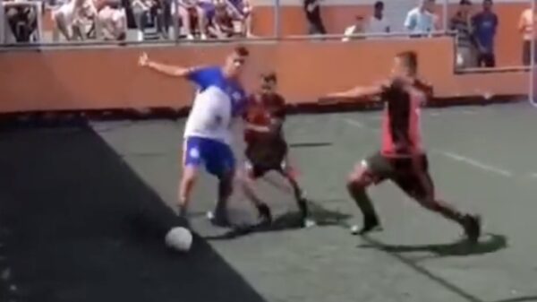 Ultieme karma voor een stelletje onsportieve en agressieve voetballers