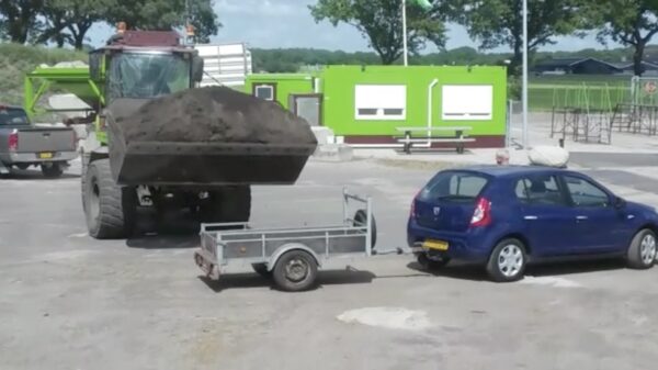 Een lading zand vervoer je natuurlijk het makkelijkst in een aanhangwagen