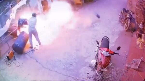 Poaaahh: een vat explodeert als een bom tijdens het laswerk