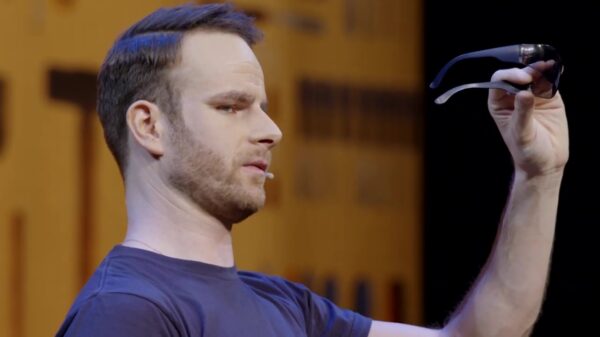 Henry van Loon demonstreert zijn gloednieuwe stiekeme tietenkijkbril