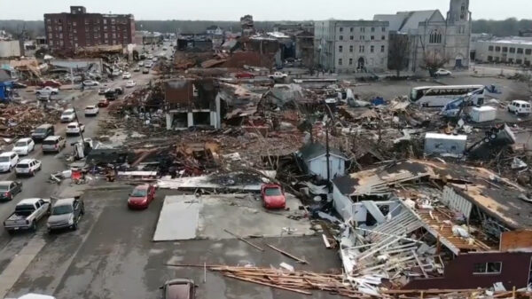 Video: twee baby's in Kentucky na tornado uit puin gered nadat oma ze in een badkuip legde